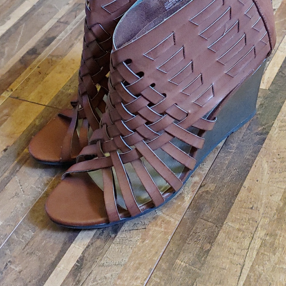 Excellent condition American Eagle heeled sandals
